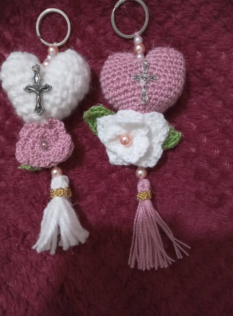 Llaveros de corazones y flores tejidos a mano